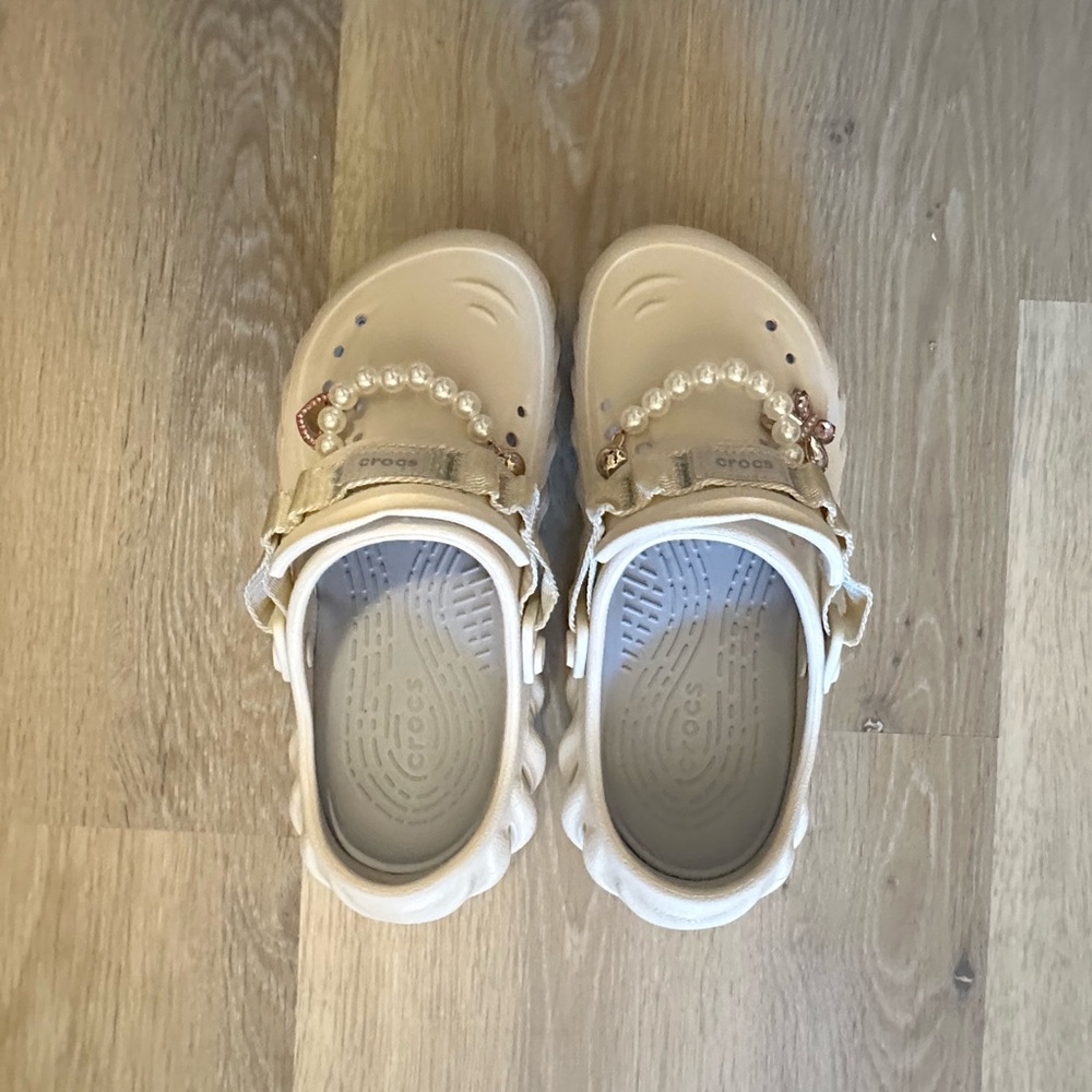 CROCS Echo Clogs with additional charms